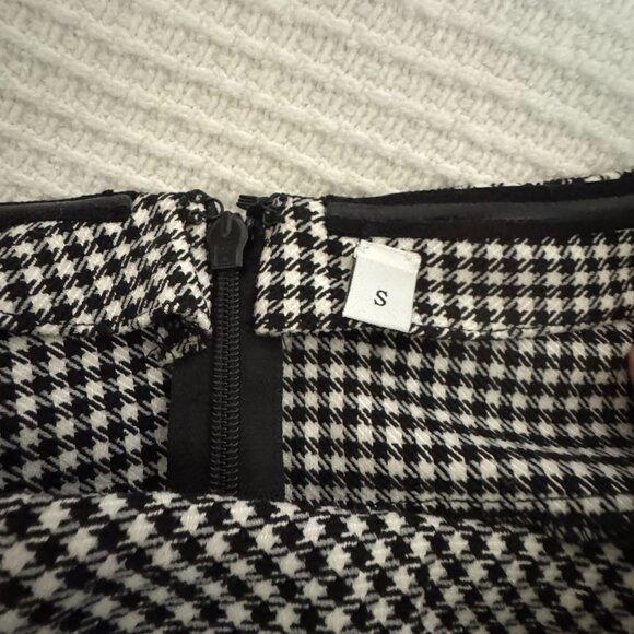 Black & White Check mini dress with accent ribbon /asymmetrical sleeve, Size: S - Picture 2 of 6